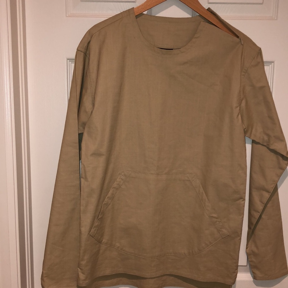 Publish top with zippers and pocket